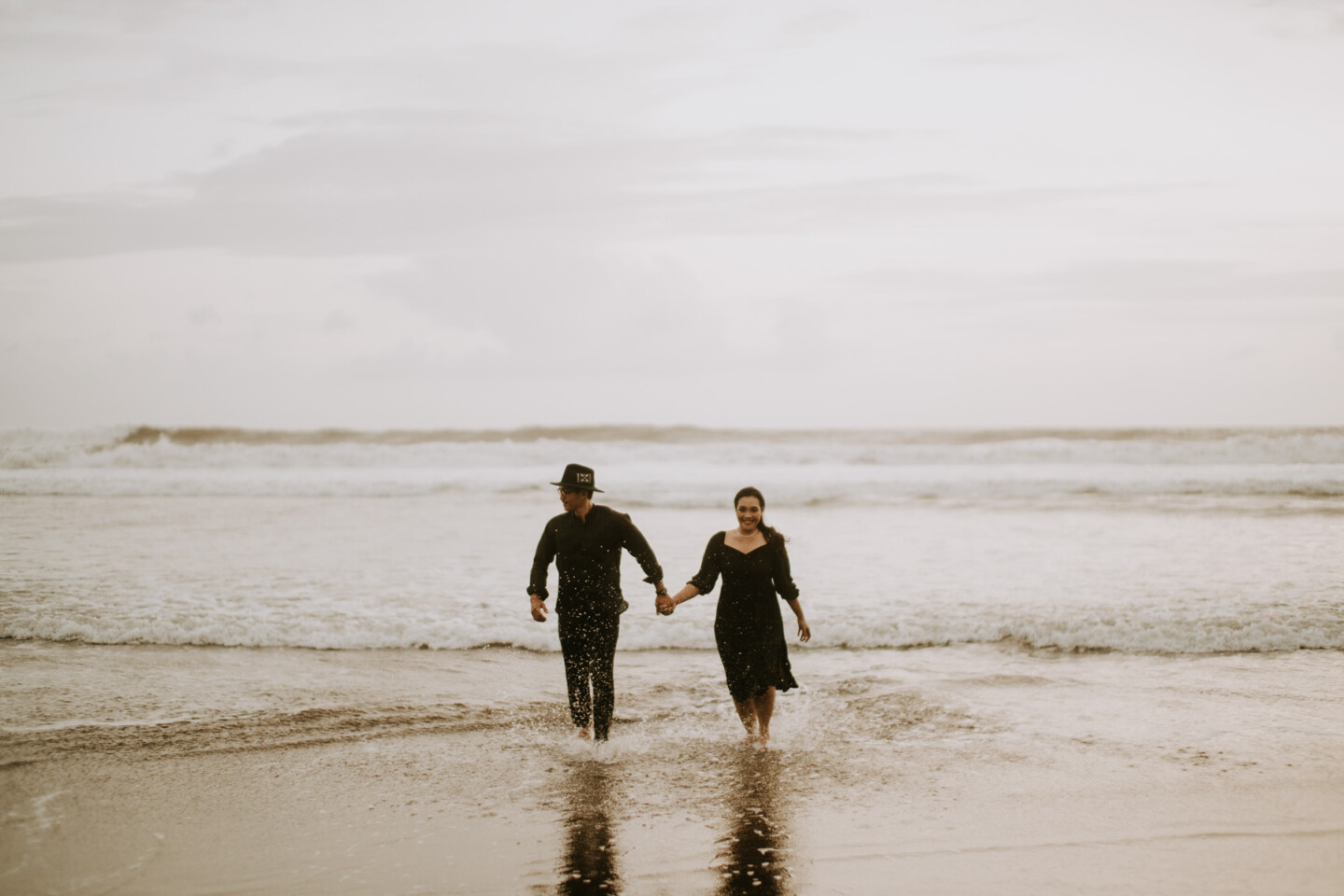 18 Foto Prewedding Sambil Travelling Bali Photographer di Pantai Pasut ...